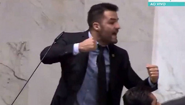 Deputado Arthur do Val, conhecido como Mamãe Falei, chamou os sindicalistas de 'vagabundos' e os presentes na Casa para a briga (Foto: Reprodução)