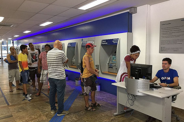 Os trabalhadores poderão optar pelo saque nos terminais de autoatendimento, casas lotéricas, correspondentes Caixa Aqui ou agências (Foto: Cristina Indio do Brasil | Agência Brasil)
