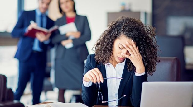 O ambiente de trabalho pode contribuir para a sensação de esgotamento, especialmente quando há pressão intensa e pouco apoio (Foto: Reprodução)