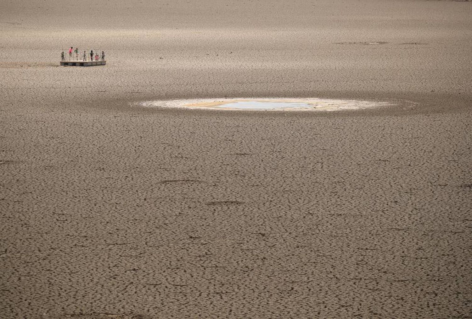 Crianças brincam em um açude seco na África do Sul.MIKE HUTCHINGS (REUTERS)