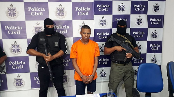 Travesti Amanda foi presa pela polícia; ela cortou o cabelo para não ser reconhecida (Foto: Bruno Wendel | CORREIO)