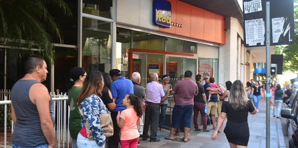 Movimento registrado já antes da abertura das agências no centro de Porto Alegre (Foto: Ricardo Giusti)