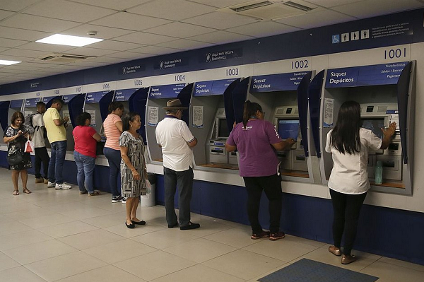 O trabalhador poderá sacar, de cada conta, até R$ 498, a diferença entre R$ 500 e R$ 998 (Foto: Reprodução)