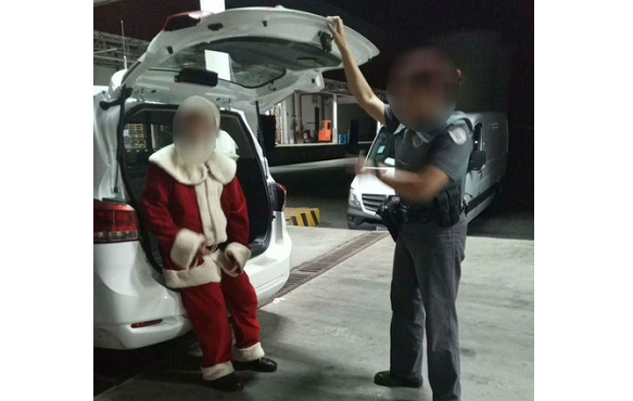 O Papai Noel foi detido pela Polícia Militar e levado para a delegacia (Foto: Reprodução)