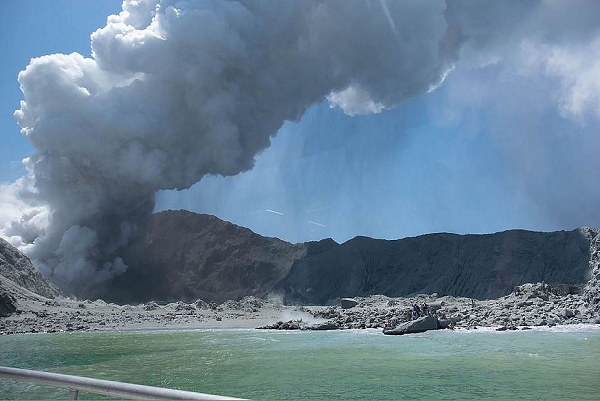 Vulcão White Island, na Nova Zelândia, entrar em erupção (Foto: Handout | Michael Schade | AFP)