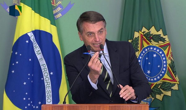 Bolsonaro e a caneta Bic (Foto: Arquivo | PR)