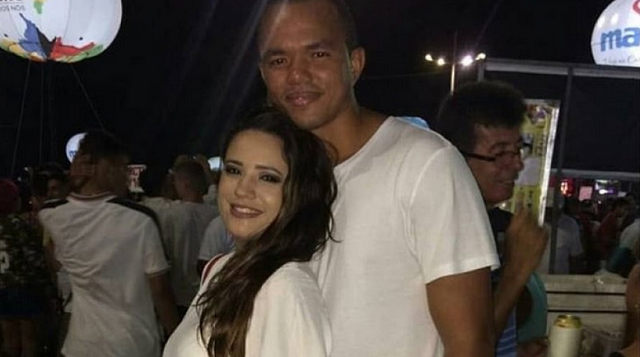 Policial militar, identificado como Carlos Eduardo ao lado da companheira e vítima, Bruna Lícia (Foto: Reprodução)