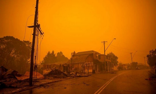 Restos de construções incendiadas ao longo da rua principal da cidade de Cobargo, em Nova Gales do Sul, depois que incêndios devastaram a cidade (Foto: SEAN DAVEY | AFP)