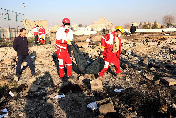 Equipes de resgate retiram corpo dos destroços do avião ucraniano que caiu com 176 pessoas perto do aeroporto de Teerã, no Irã, nesta quarta-feira (8) (Foto: AFP)
