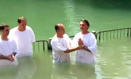 Jair Bolsonaro é batizado nas águas do rio Jordão, em Israel (Foto: Reprodução)