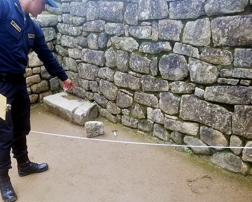 Eles estiveram em áreas restritas e danificaram o famoso Templo do Sol, construído com blocos de granito há cerca de seis séculos (Foto: Reprodução)