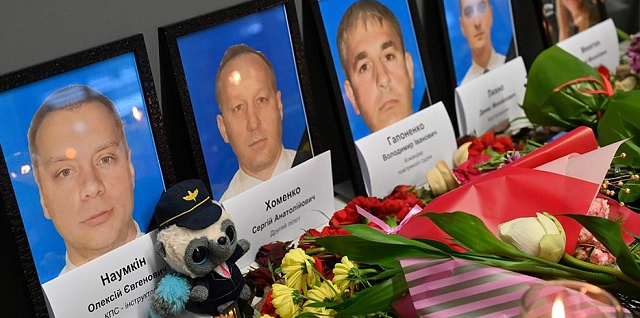 Homenagem com as fotos dos mortos em avião derrubado por foguetes iranianos (Foto: AFP)