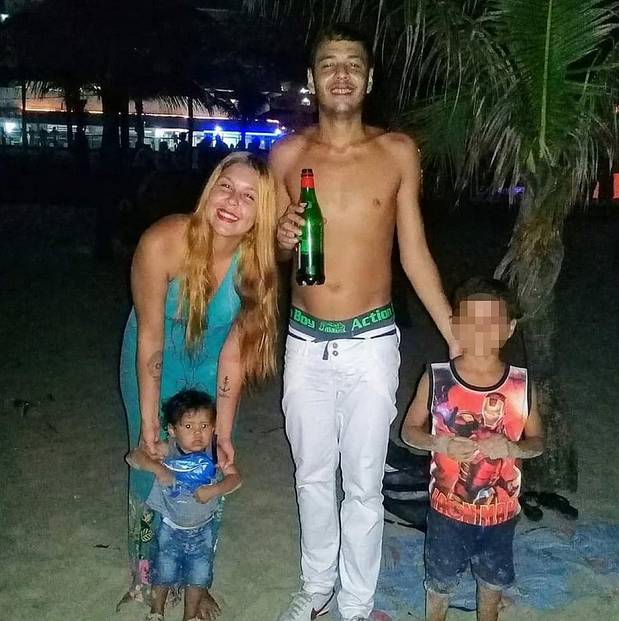 Giulia com o marido e os filhos; ela segura Anthony, que morreu (Foto: Reproduçaõ)