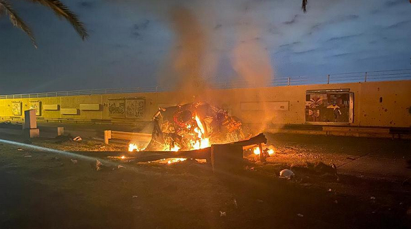 Foto mostra veículo destruído perto de onde o comboio do general iraniano Qasem Soleimani foi alvo de ataque de drone dos EUA quando deixava o aeroporto de Bagdá, no Iraque (Foto: AFP | HO | IRAQI MILITARY)