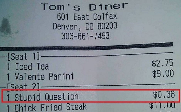 A cobrança aparece na nota fiscal emitida pelo 'Tom's Diner' e é descrita como 'pergunta estúpida' (Foto: Reprodução)