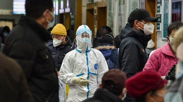 Médica usando roupas de proteção no hospital da Cruz Vermelha em Wuhan, na China (Foto: Reprodução)