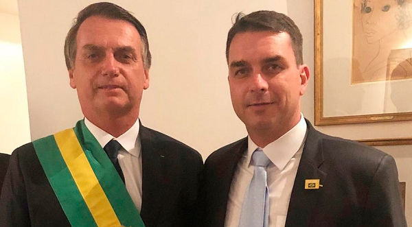 Presidente Jair Bolsonaro ao lado do seu filho mais velho, Flávio Bolsonaro (Foto: Reprodução | Instagram)