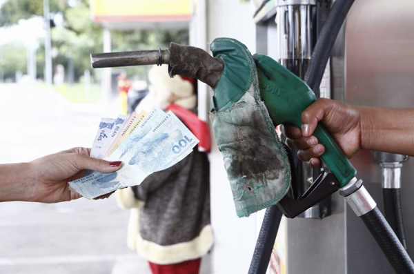 Brasileiros pagam cerca de R$ 4,60 pelo litro da gasolina (Foto: Ueslei Marcelino | Reuters)