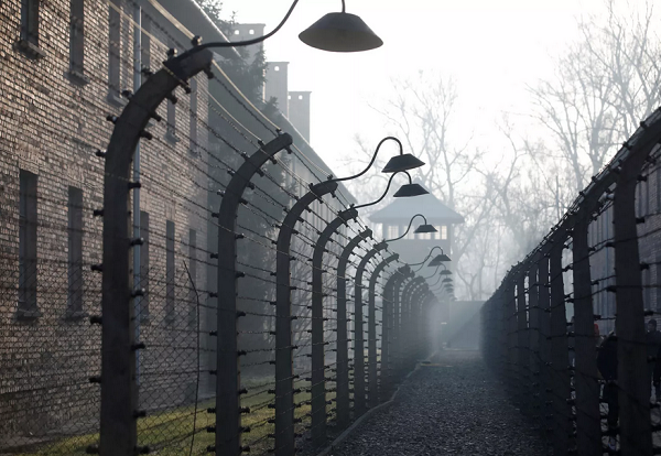 Campo de concentração de Auschwitz, na Polônia, em registro feito nesta segunda-feira (27), data em que se lembra os 75 anos de liberação de seus prisioneiros (Foto: Kacper Pempel | Reuters)