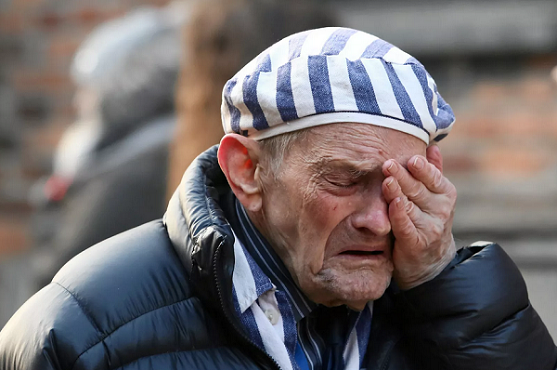 Sobrevivente chora no campo de concentração de Auschwitz, na Polônia, nesta segunda-feira (27), durante cerimônia que lembra os 75 anos da libertação (Foto: Jakub Porzycki | Agência Gazeta via Reuters)