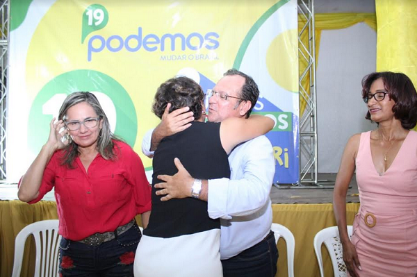 Ivoneide Caetano e Maurício Bacelar selando o apoio (Foto: Reprodução)
