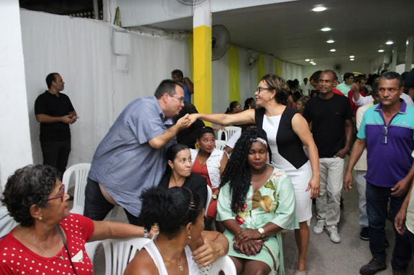 Primeira mulher com possiblidade de assumir a prefeitura de Camaçari, Ivoneide Caetano é reverenciada por mulheres e homens (Foto: Reprodução)