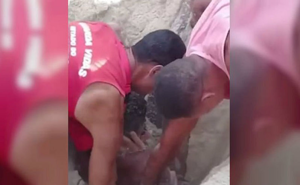 Adolescente é resgatado, em Maricá, RJ, depois de brincadeira de enterar na areia (Foto: Reprodução)