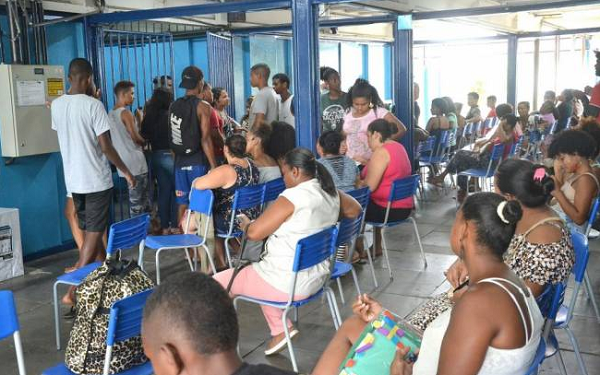 A decisão ocorre após pais enfrentarem problemas para realizar a inscrição dos filhos por meio do sistema online (Foto: Romildo de Jesus | Tribuna da Bahia)