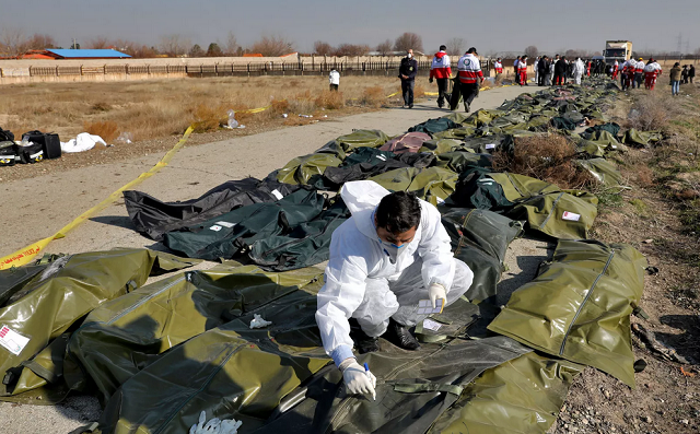  Investigador forense trabalha no local da queda de avião ucraniano no Irã em meio a corpos nesta quarta-feira (8) (Foto: AP Photo | Ebrahim Noroozi)