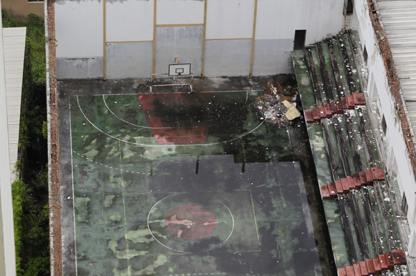 Quadra de esportes acumula água, limo e entulho. Espaço tinha cobertura, mas desabou em 2017 (Foto: Arisson Marinho | CORREIO)