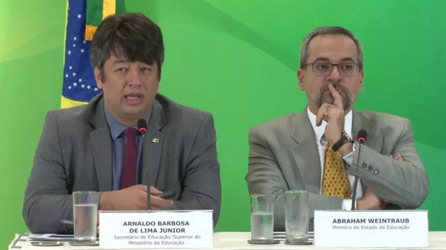 Secretário de Educação Superior do MEC, Arnaldo Barbosa, ao lado do ministro da Educação, Abraham Weintraub em coletiva de imprensa na sexta-feira (29) (Foto: Reprodução | Facebook | MEC)
