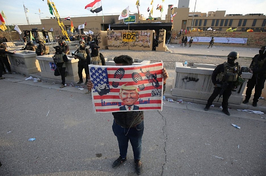 1 de janeiro de 2020, Apoiadores e membros da força paramilitar Hashed al-Shaabi, atacam a embaixada americana no iraque, na capital Bagdá (Foto: AHMAD AL-RUBAYE | AFP)