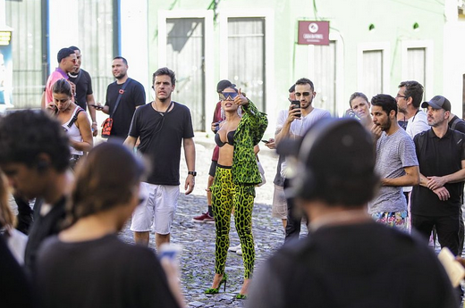 Anitta chega a pedir para alguns moradores e comerciantes fecharem as portas, o que irrita algumas pessoas (Foto: Arisson Marinho | CORREIO)