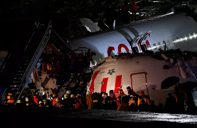 Avião da Pegasus Airlines saiu da pista após pousar em Istambul (Foto: Reuters | Murad Sezer)
