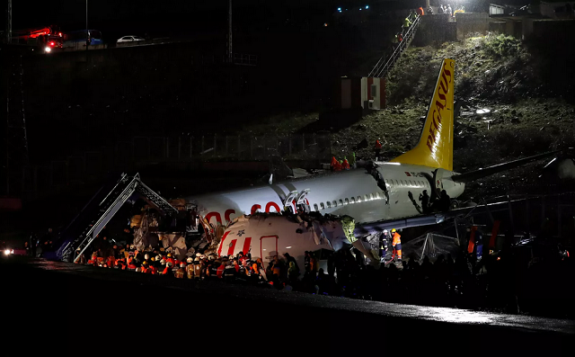Avião da Pegasus Airlines levava 177 passageiros e seis tripulantes (Foto: Reuters | Murad)