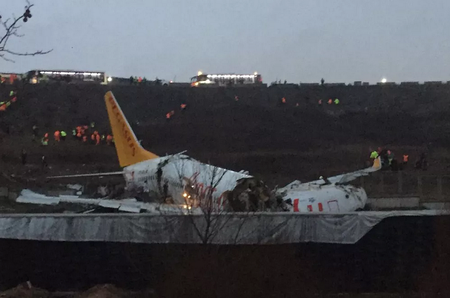 Fuselagem de avião ficou partida em aeroporto de Istambul, na Turquia (Foto: Reprodução | Globonews)