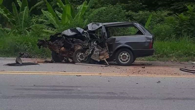 Carro do suspeito bateu de frente num caminhão quando tentava fugir - Foto: Reprodução