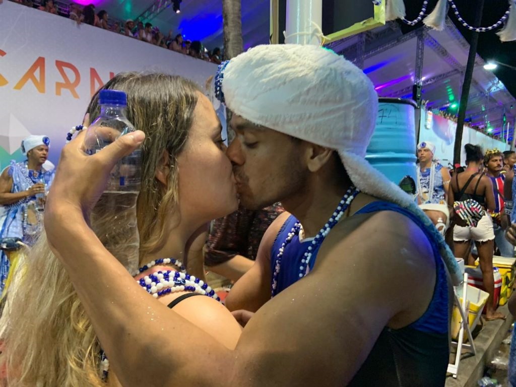E o medo que se ausentou no jovem, também pareceu passar longe dos outros foliões. Das arquibancadas e das ruas, era possível ver vários beijos durante a festa. Foto: A Tarde