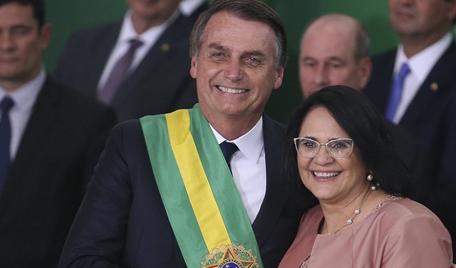 Presidente Jair Bolsonaro ao lado da Ministra da Mulher, Família e Direitos Humanos, Damares Alves (Foto : Valter Campanato | Agência Brasil)
