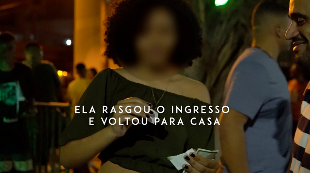 Jovem, diante da abordagem do cristão evangelista, rasga o ingresso na porta da casa noturna (Foto: Print | YouTube)