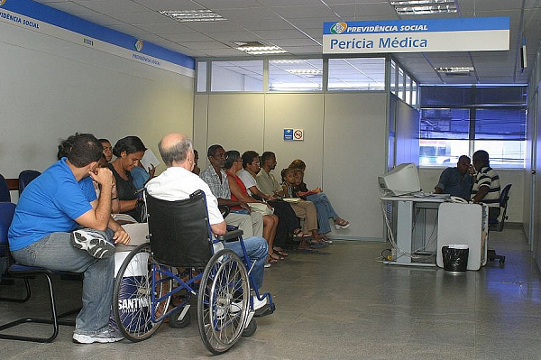 A crise deflagrada pelas longas filas para a obtenção de benefícios previdenciários derrubou a cúpula do órgão e forçou a equipe econômica a improvisar soluções (Foto: Reprodução)