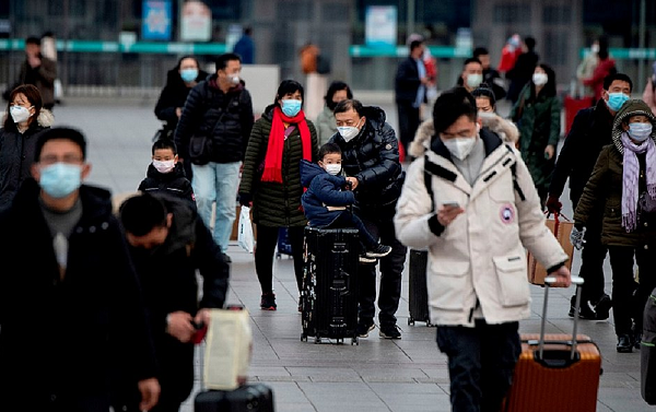 Passageiros usam máscaras em estação de trem de Pequim (Foto: Noel Celis | AFP)