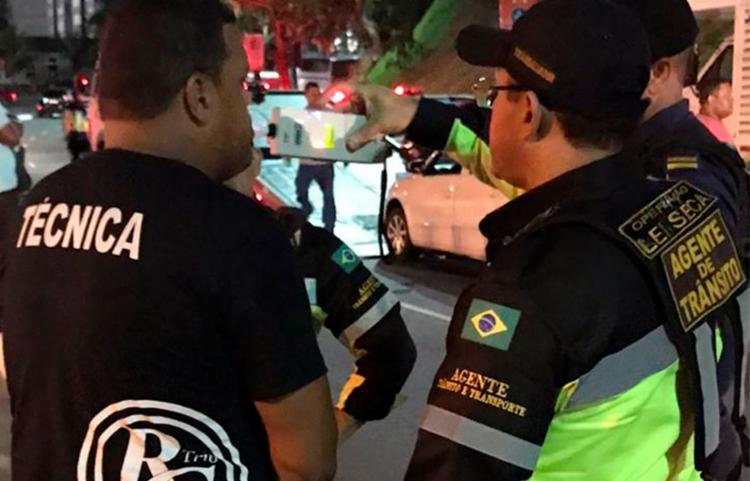O infrator apresentou um condutor habilitado, que, após passar pelo teste de alcoolemia, foi liberado para conduzir o trio elétrico - Foto: Reprodução