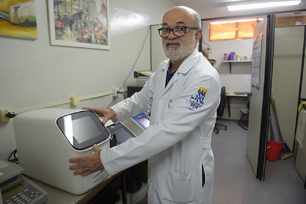 O virologista e pesquisador Gúbio Soares mostra o novo equipamento para identificação de vírus da Ufba (Foto: Betto Jr. | CORREIO)