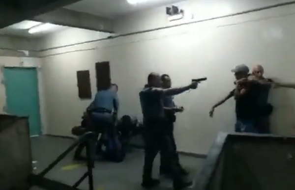 Policiais militares aparecem em vídeo agredindo dois jovens (Foto: Reprodução)