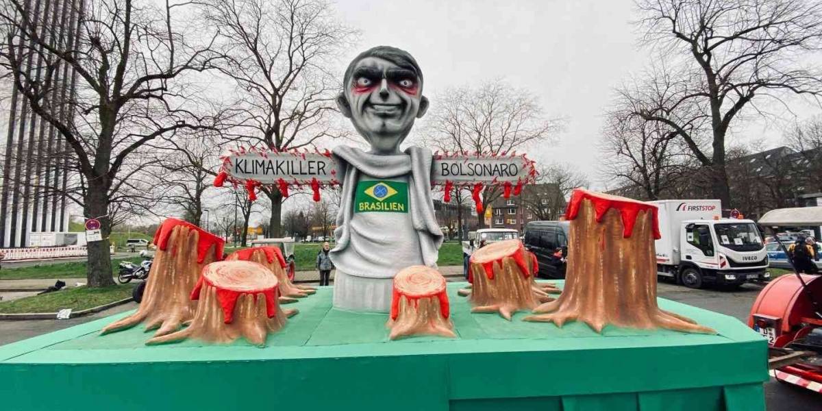 Foi a 'segunda-feira das rosas', o ponto alto do Carnaval de Dusselford, na Alemanha. Foto: Reprodução