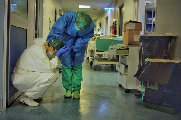 Enfermeiro diz que, com suas fotos, quer mostrar as forças mas também fragilidades dos colegas (Foto: Reprodução | BBC Brasil)