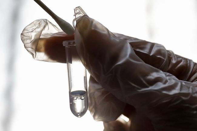 Mulher é de Feira de Santana e está em isolamento domiciliar. Ela voltou da Itália em 25 de fevereiro e apresentou sintomas após chegar ao Brasil - Foto: Ali Shirband/Mizan News Agency via AP