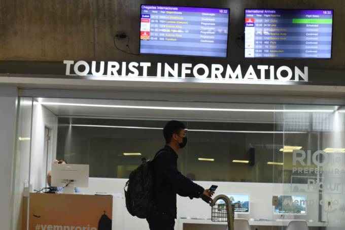 Um dos infectados diretamente é parente do homem de 61 anos, que foi o 1º confirmado, em 26 de fevereiro; o segundo teve contato com esse familiar - Aeroporto do Galeão: Rio de Janeiro confirmou o primeiro caso de coronavírus no Estado (NurPhoto/Getty Images)