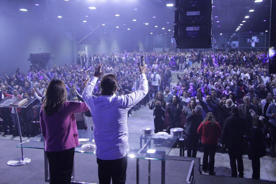 Diversidade é uma coisa boa, mas desunião não. Se duas igrejas discordam de acordo com sua doutrina, é importante ter debate e diálogo sobre a Palavra de Deus - Imagem ilustrativa